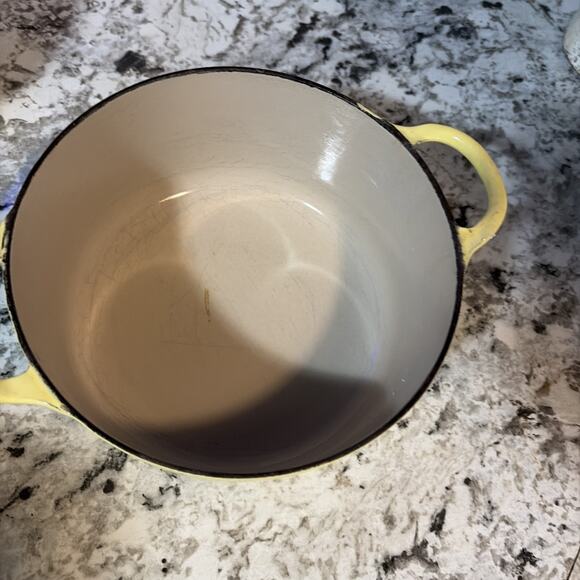 VINTAGE LE CREUSET #B CAST IRON/ENAMEL DUTCH OVEN/LID 2 1/2 QT- YELLOW/GOLD-USED - Picture 3 of 14